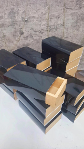 رنگ جعبه ها قابل تغییر هست. هر جعبه دونه ای ۸۵۰۰۰تومن هست . سایز جعبه ۱۰در۲۰ با عمق۶سانت هست