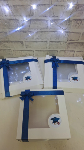 جعبه پذیرایی دفاعیه سایز ۲۲در۲۲عمق۷سانت با روبان و کارت طرح دفاعیه